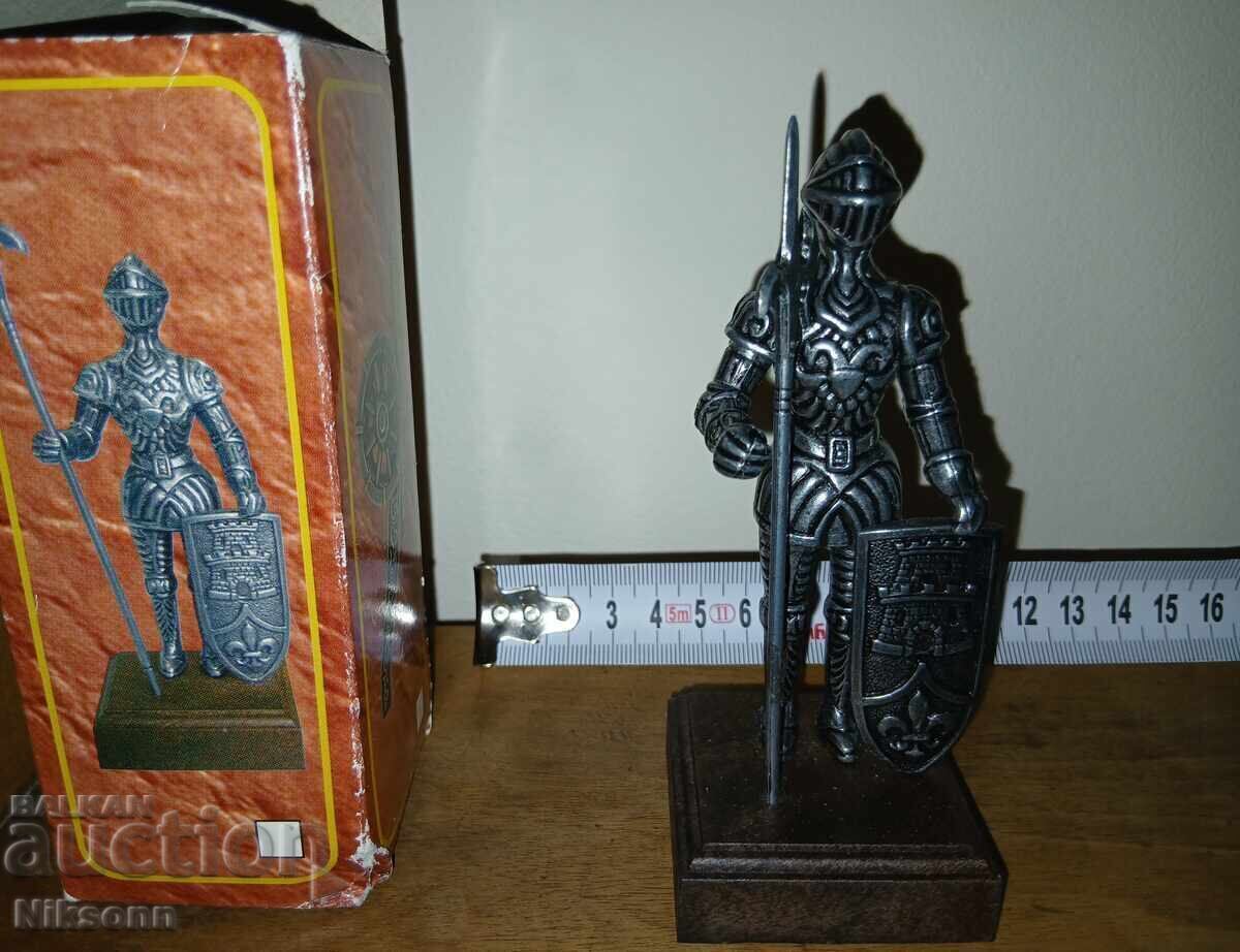 Figurină cavaler din metal alb