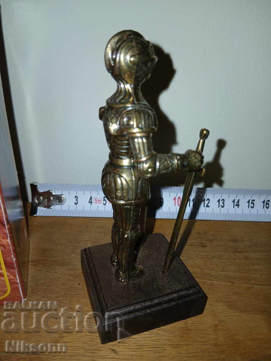 Delivery of yellow metal knight figurine