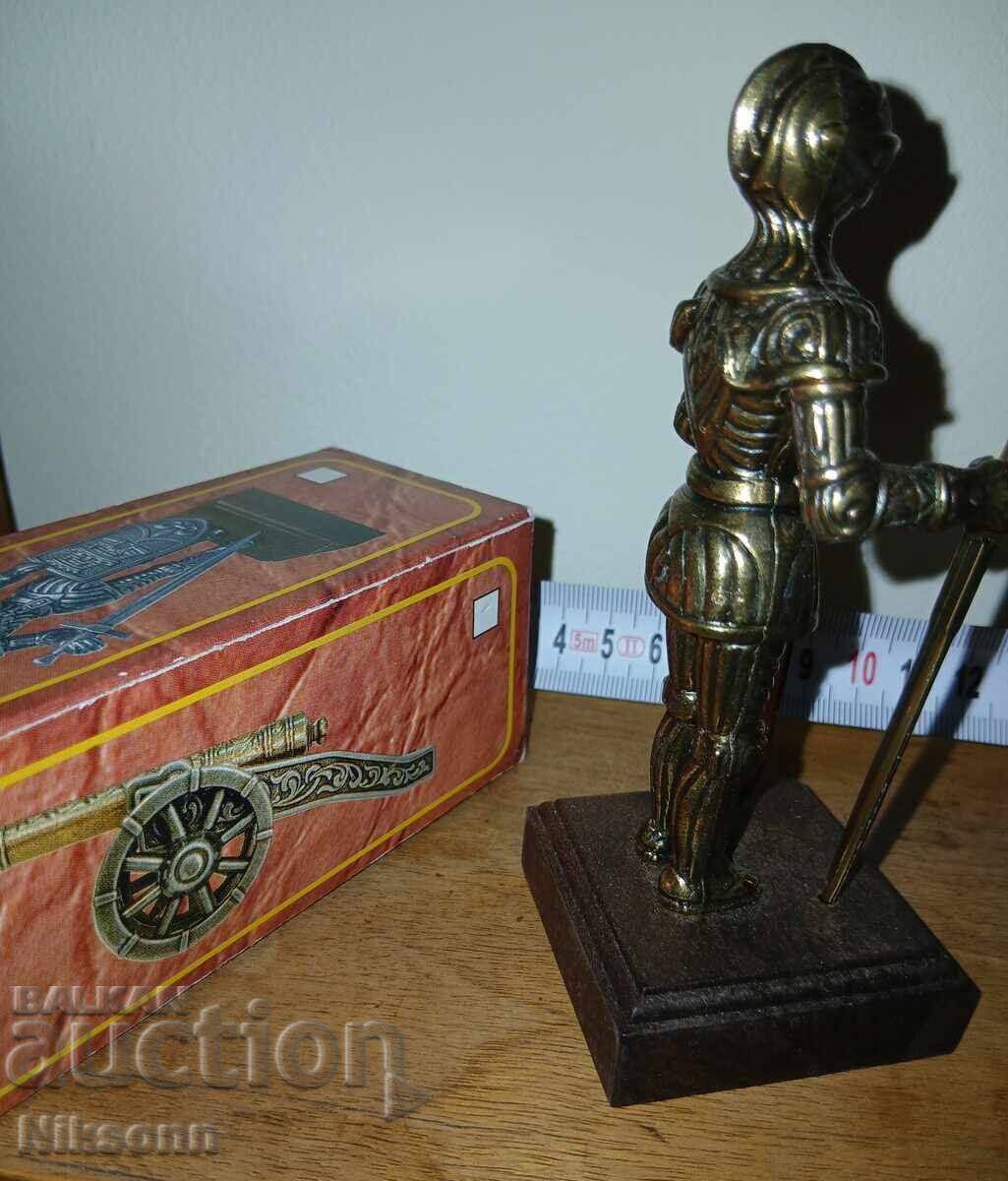 Figurină cavaler din metal galben - 5
