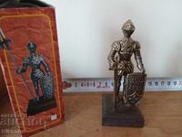 Figurină cavaler din metal galben