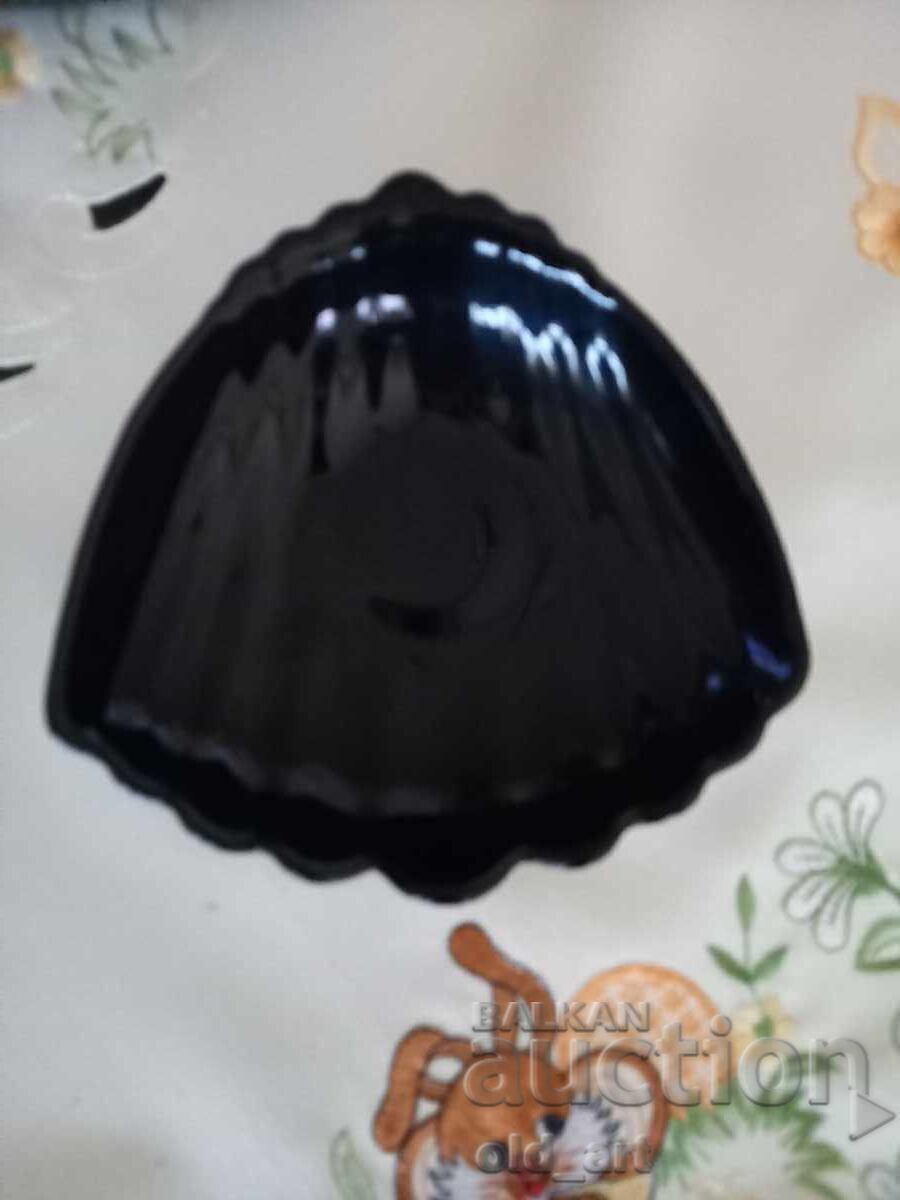 Tempered black glass shell-shaped platter with price € 3.00 | 5.87 BGN Tempered black glass shell-shaped platter with price € 3.00 | 5.87 BGN