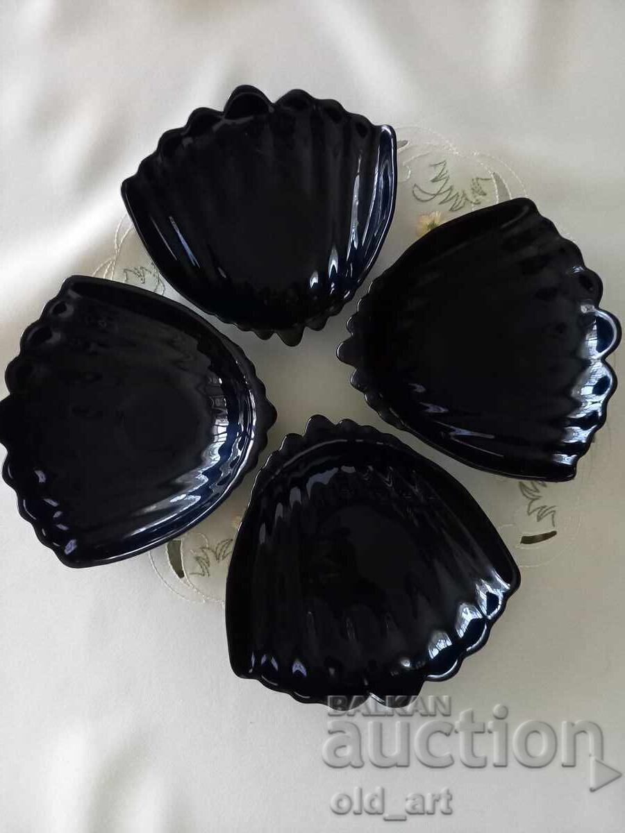Tempered black glass shell-shaped platter - 5 Tempered black glass shell-shaped platter - 5