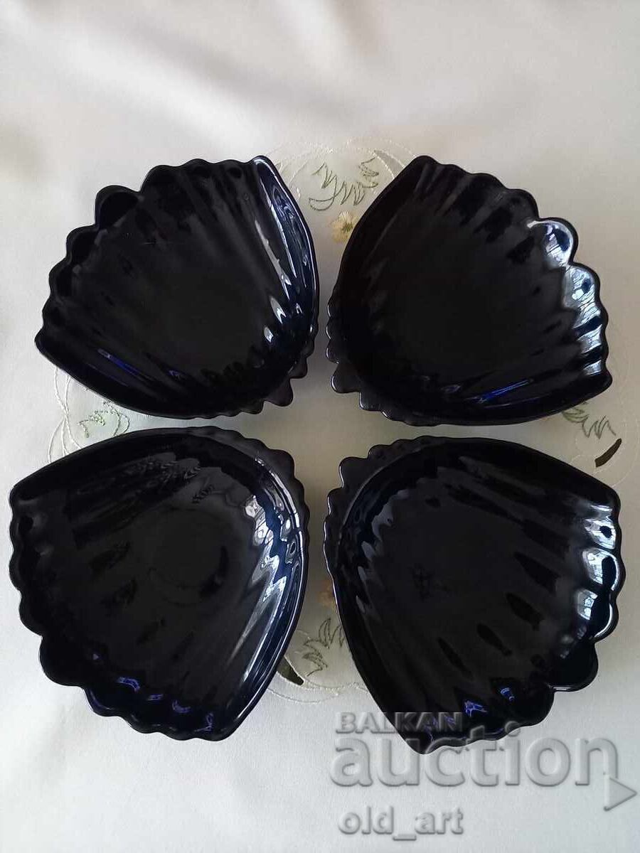 Tempered black glass shell-shaped platter Tempered black glass shell-shaped platter