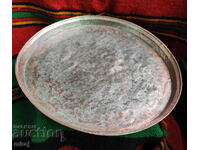 Tavă veche mare din cupru forjat, stil renaștere bulgară