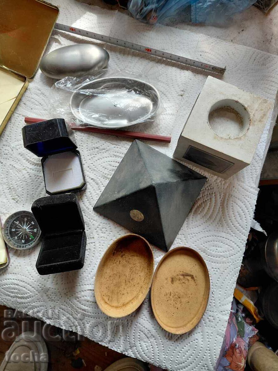 Аукцион лот 2-ри , стари кутии и разни други