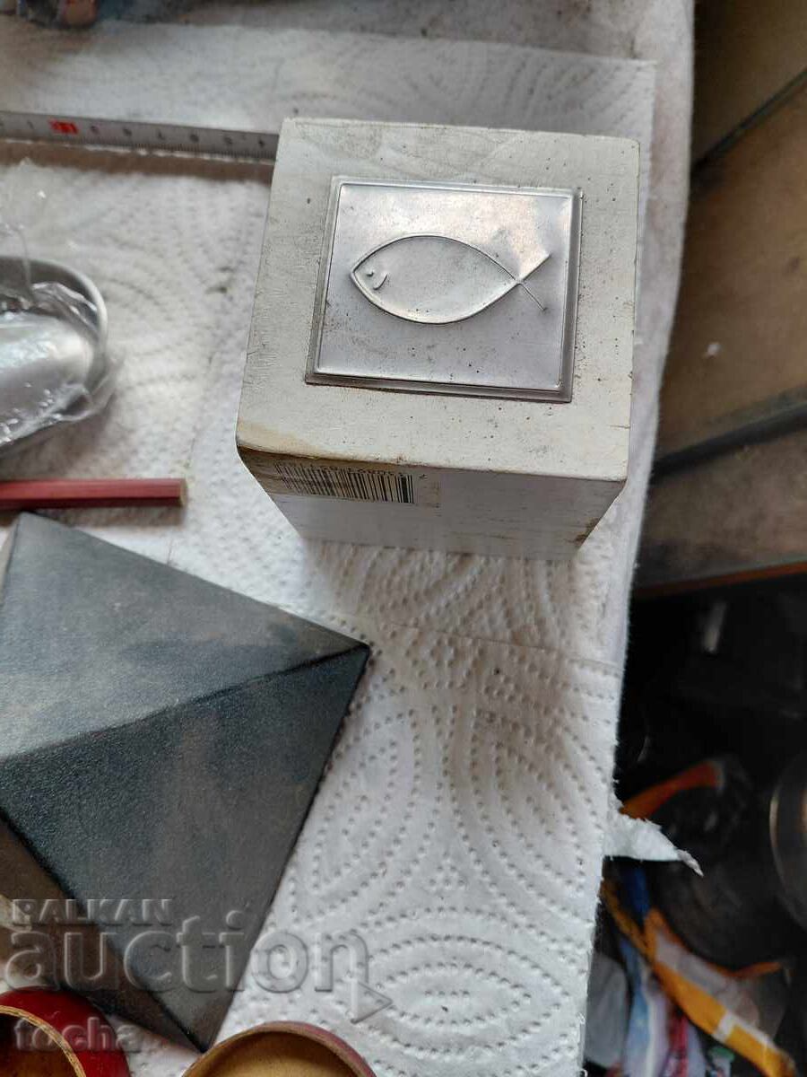 Доставка на лот 2-ри , стари кутии и разни други