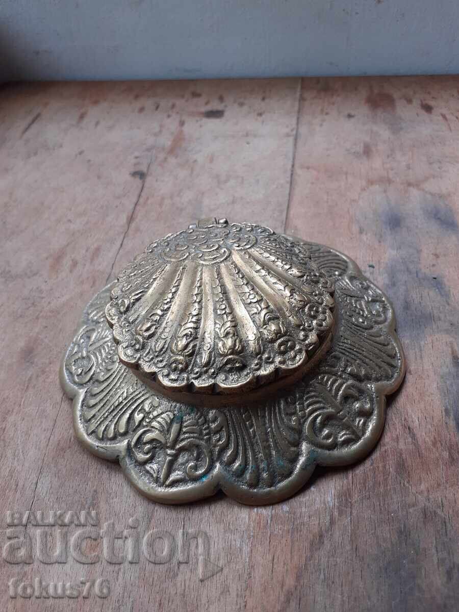 Veche călimară antică din bronz, masivă și grea