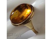 8 KARAT GOLD RING WITH AMBER