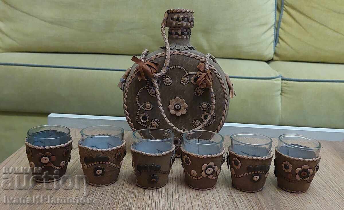 Σετ φιάλη και ποτήρια επενδυμένα με δέρμα για γνώστες