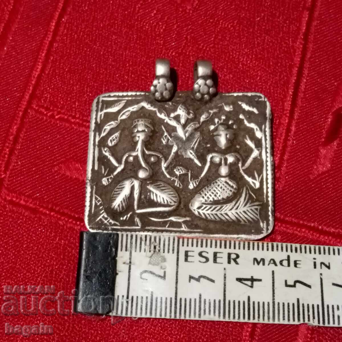 Аукцион Индийски сребърен амулет от 18-ти век.