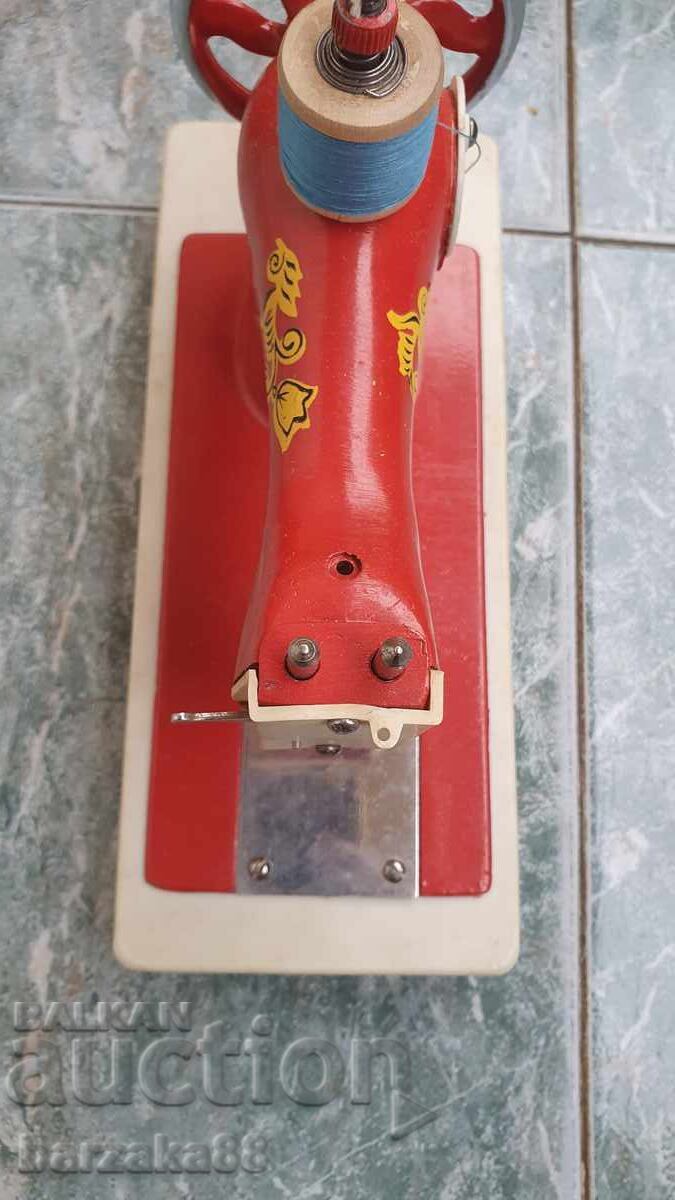 Доставка на Детска шевна машина с кутия