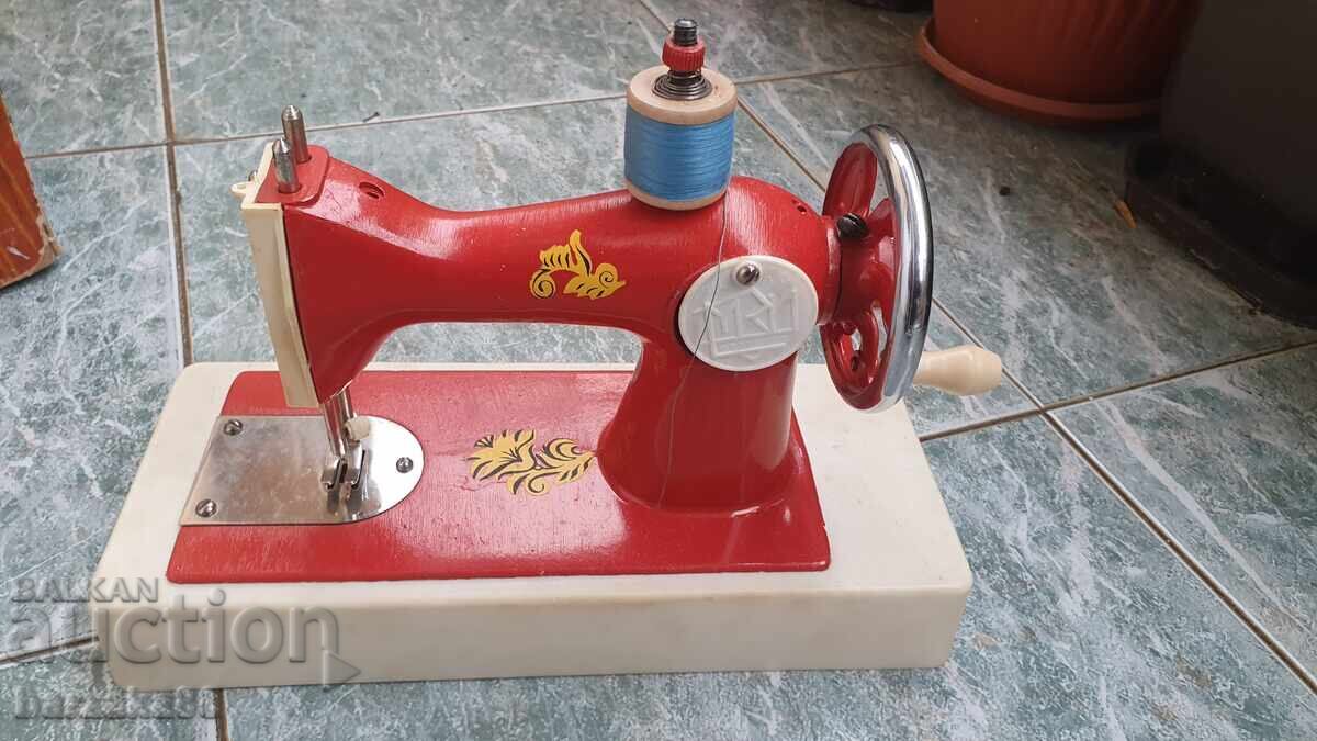 Детска шевна машина с кутия