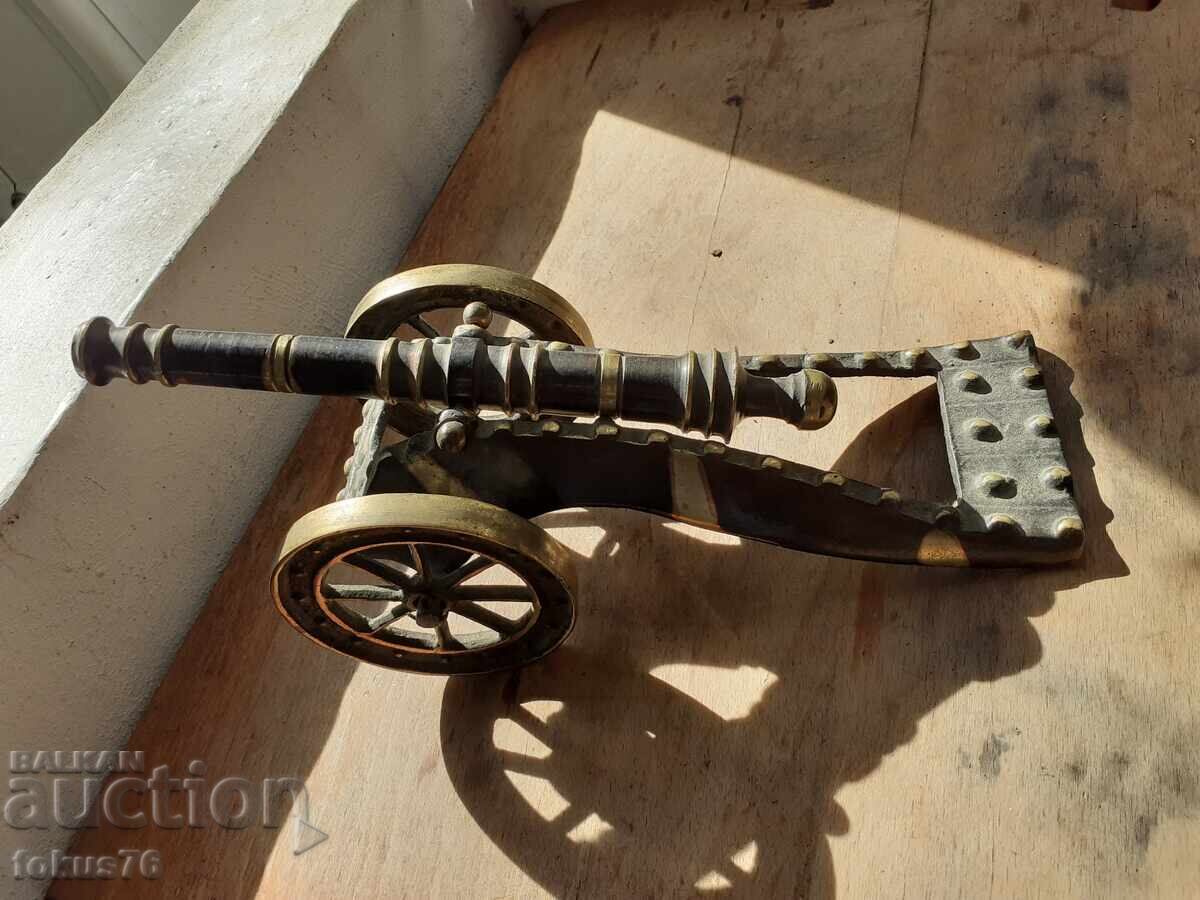 Livrarea Tun vechi obuzier, piesă de artilerie din bronz, grea, masivă și de calitate