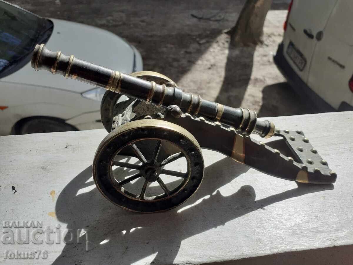 Tun vechi obuzier, piesă de artilerie din bronz, grea, masivă și de calitate