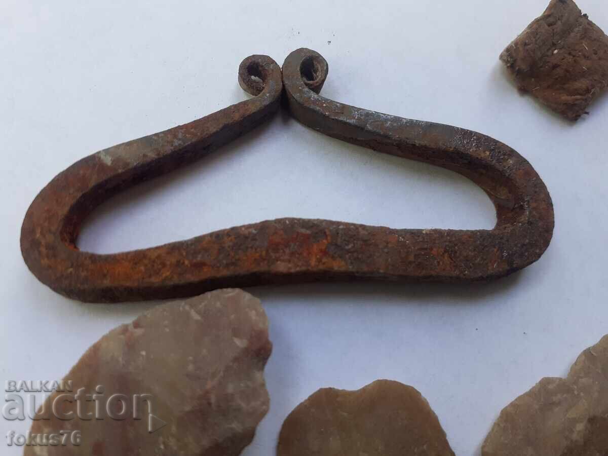 Доставка на Стар хайдушки комплект чакмак кремък кожена кесия