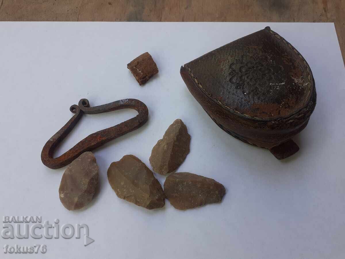 Стар хайдушки комплект чакмак кремък кожена кесия