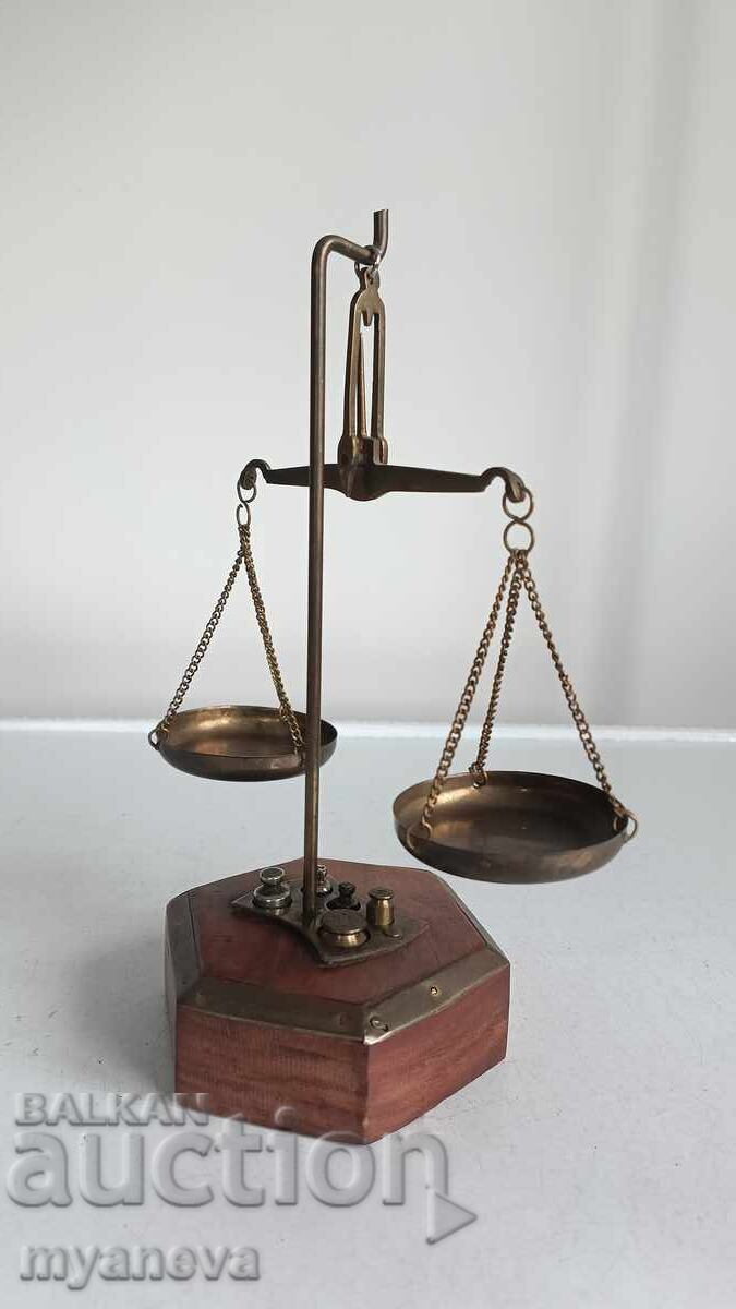 Auction  Vintage, jeweler's or apothecary scale with weights