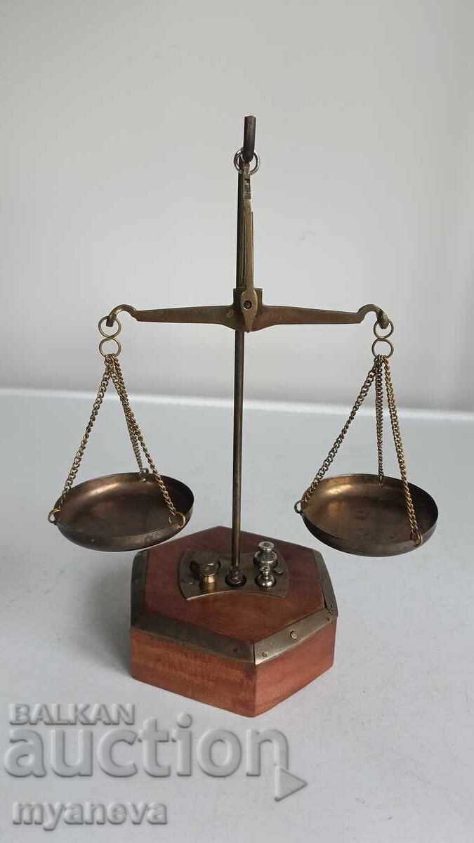Delivery of Vintage, jeweler's or apothecary scale with weights