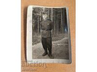 Tânăr militar pe fundalul unei păduri