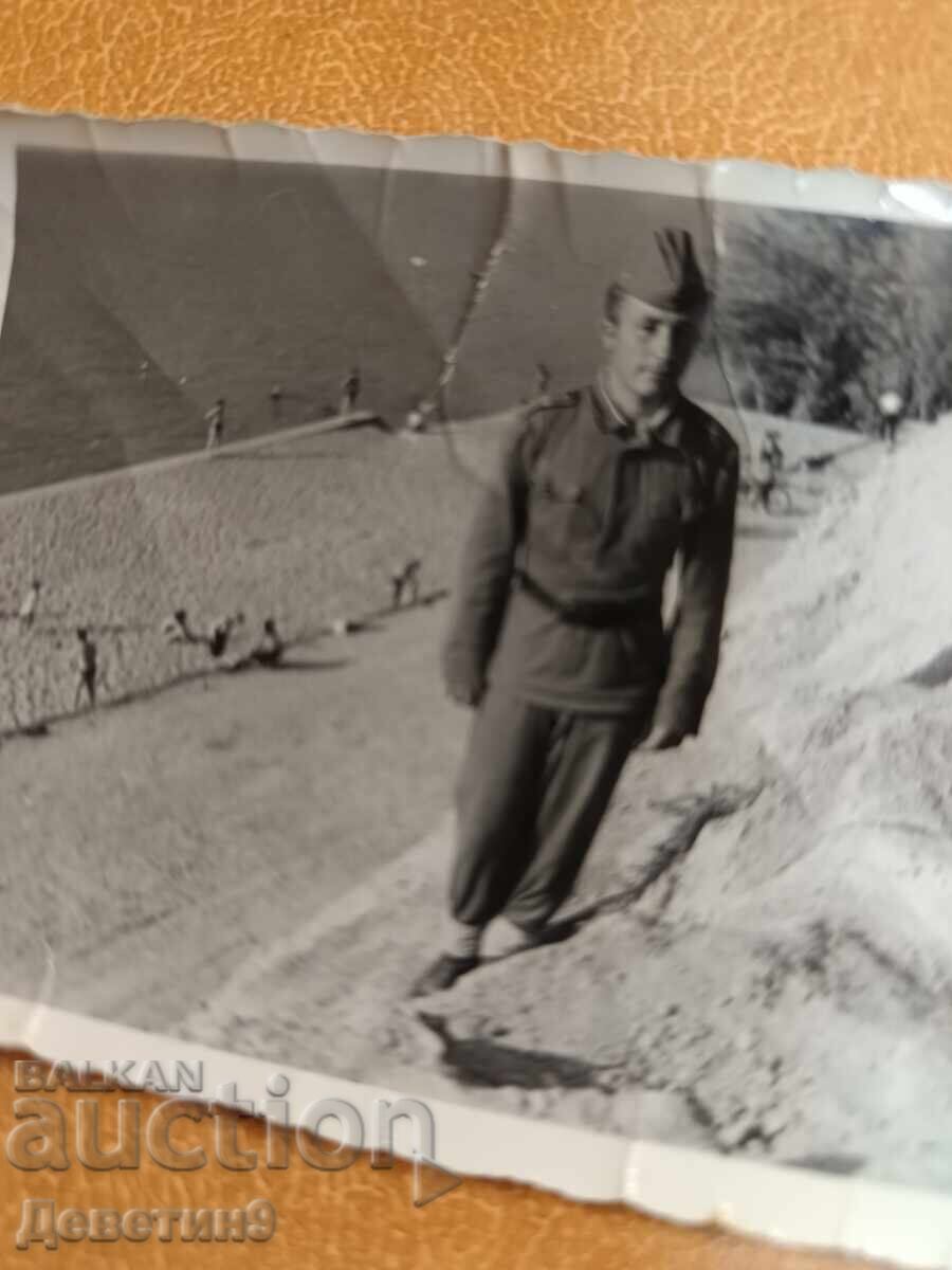 Licitație Tânăr militar pe fundalul unei plaje de pe Dunăre
