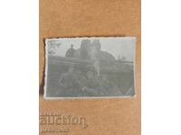 Войници до танк