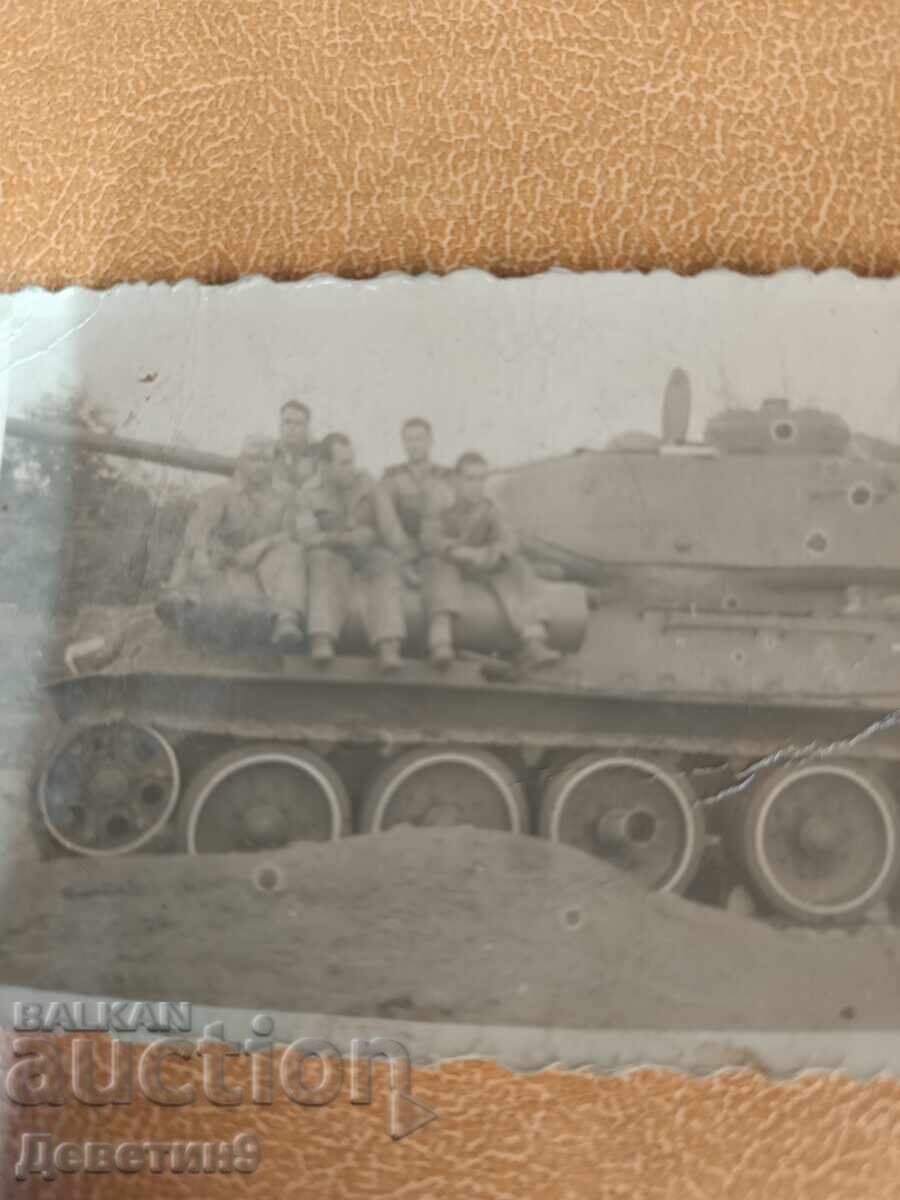 Аукцион Войници върху танк