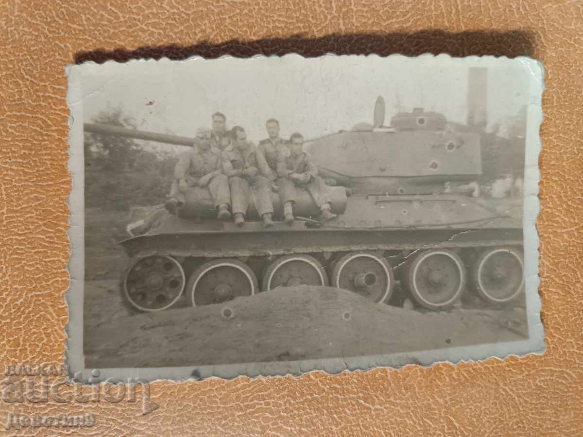 Войници върху танк