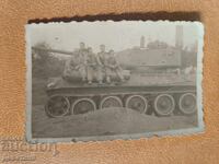 Войници върху танк