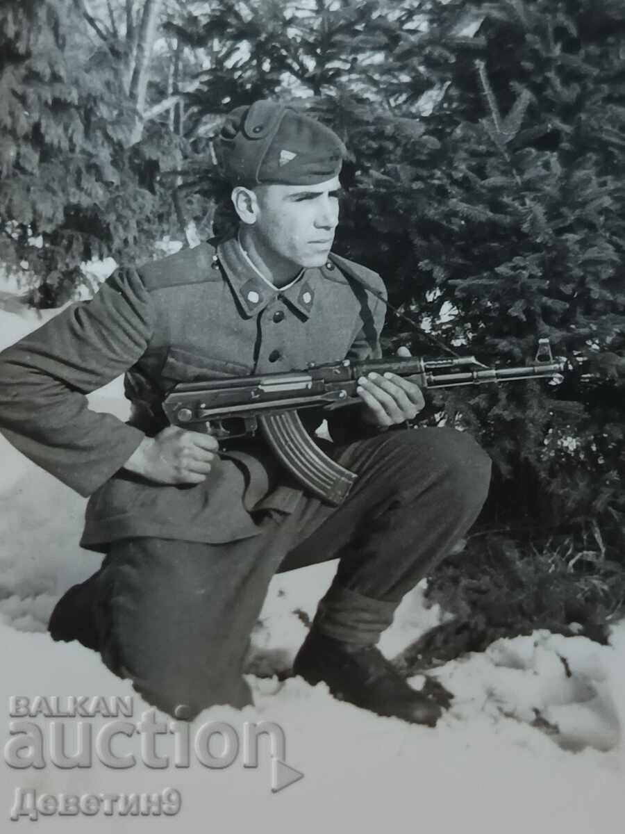 Δημοπρασία Στρατιώτης με αυτόματο στο χιόνι