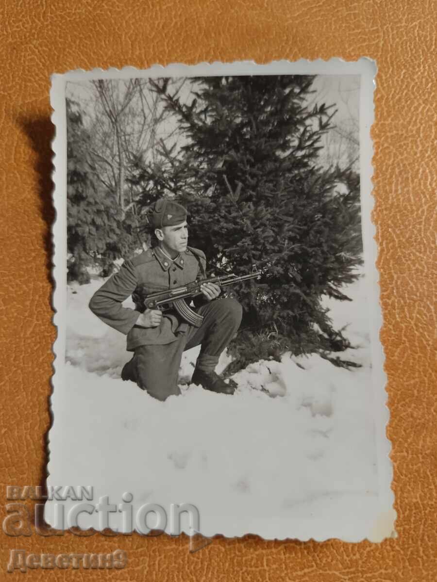 Στρατιώτης με αυτόματο στο χιόνι