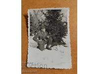 Στρατιώτης με αυτόματο στο χιόνι