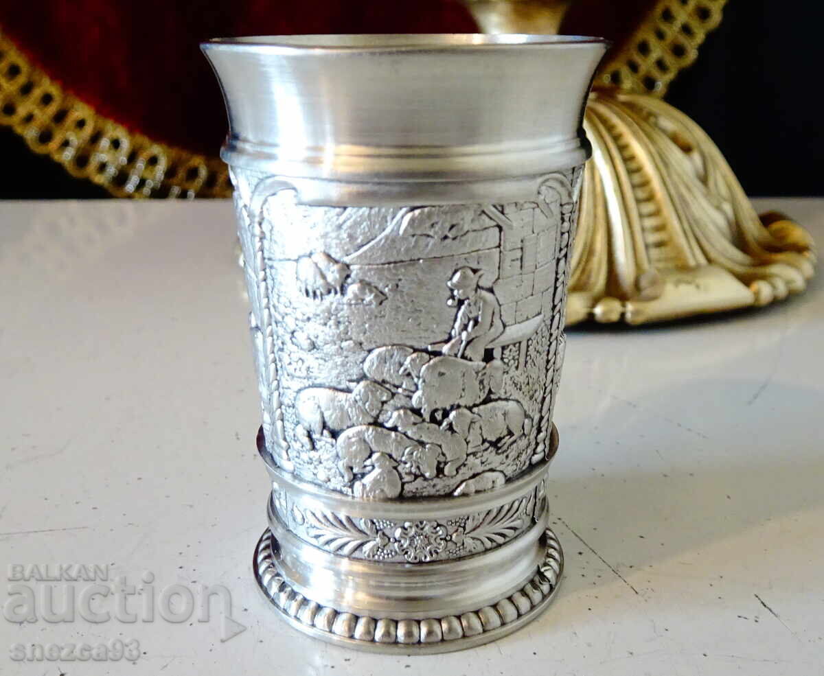 Аукцион Калаена чаша за ракия с пастирски картини.