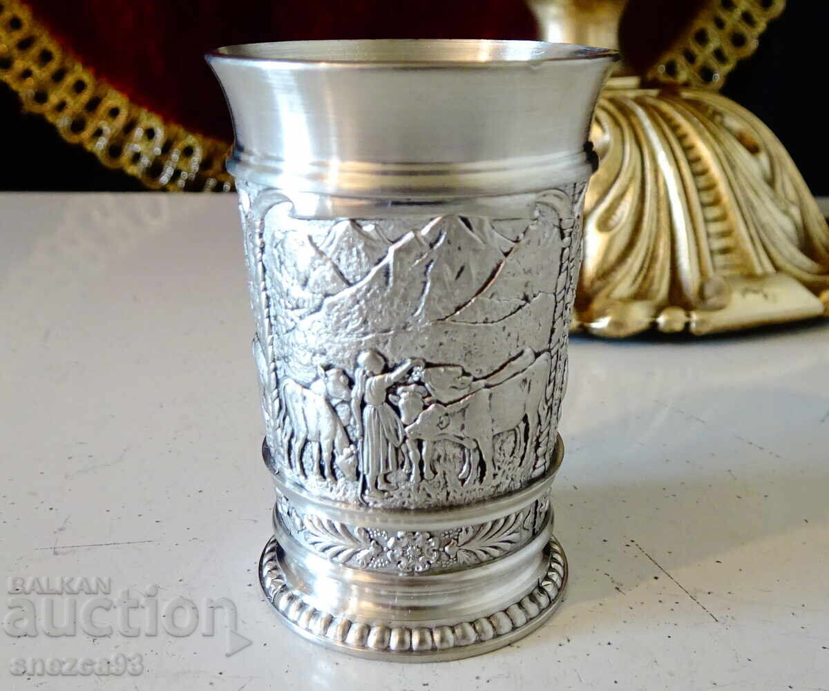 Доставка на Калаена чаша за ракия с пастирски картини.