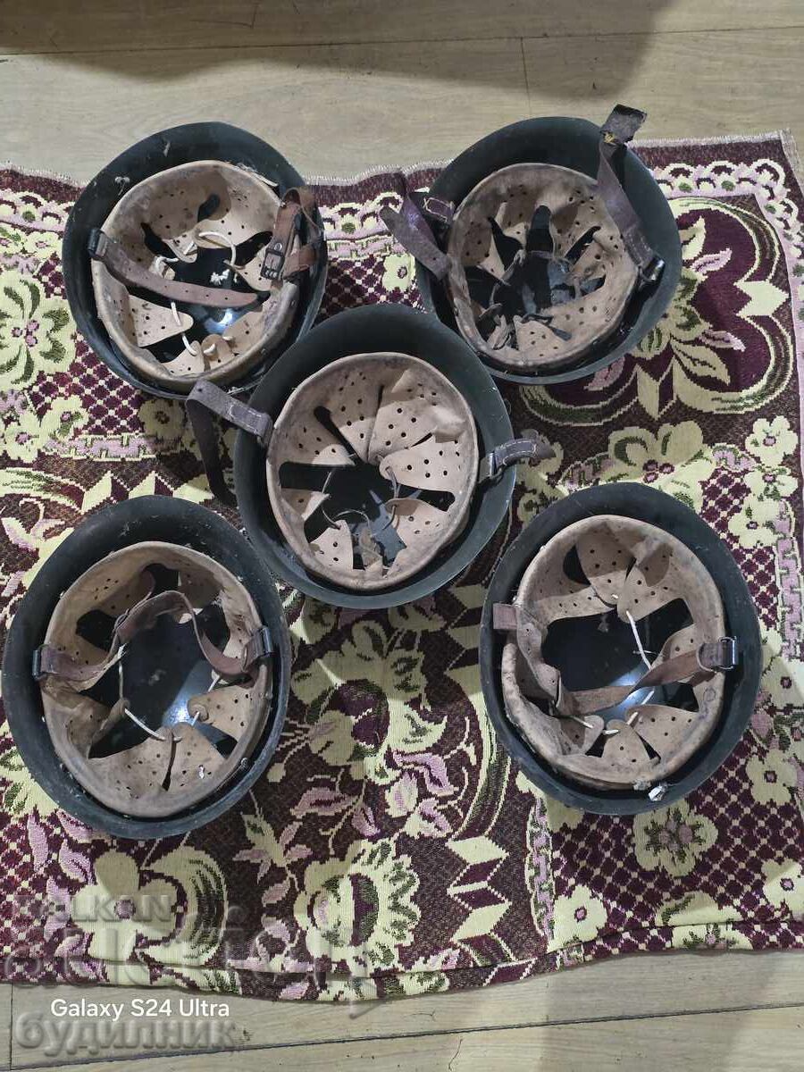 5 bucăți căști militare vechi de la centrul BZC. Pun la licitație peste 100 cu preț € 1.50 | 2.93 BGN