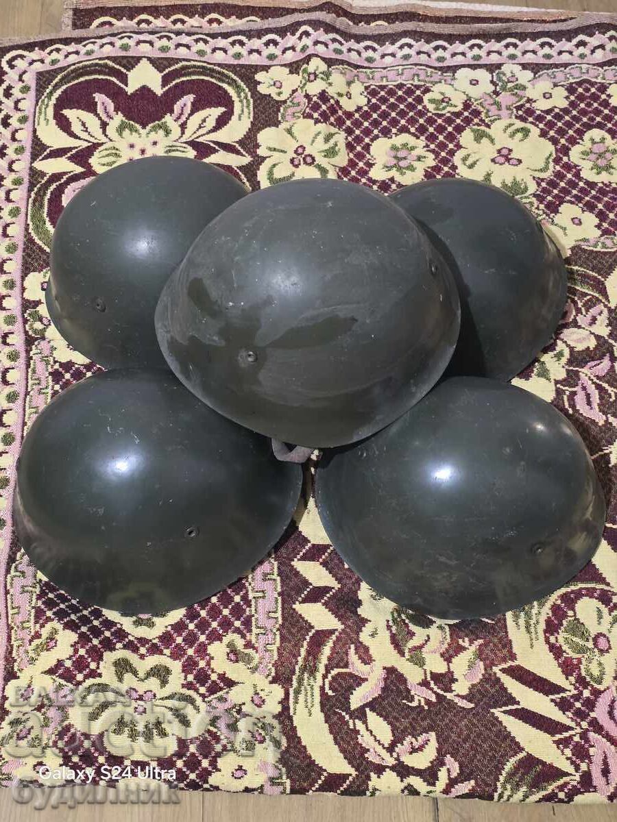 Licitație 5 bucăți căști militare vechi de la centrul BZC. Pun la licitație peste 100