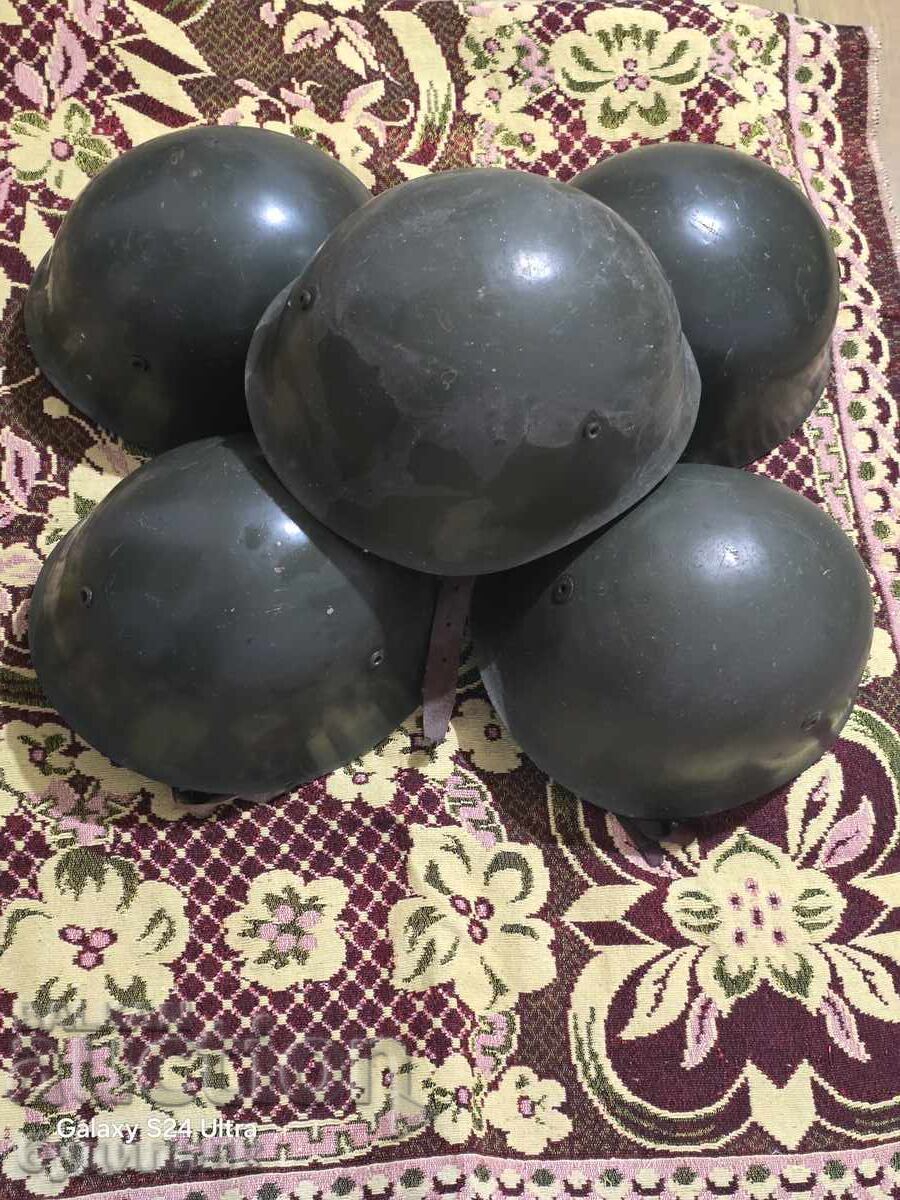5 bucăți căști militare vechi de la centrul BZC. Pun la licitație peste 100