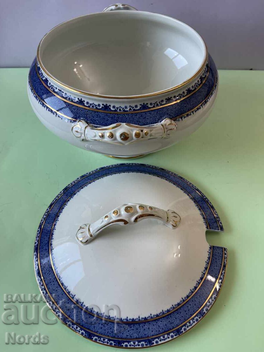 Auction  Elegant vintage English soup tureen