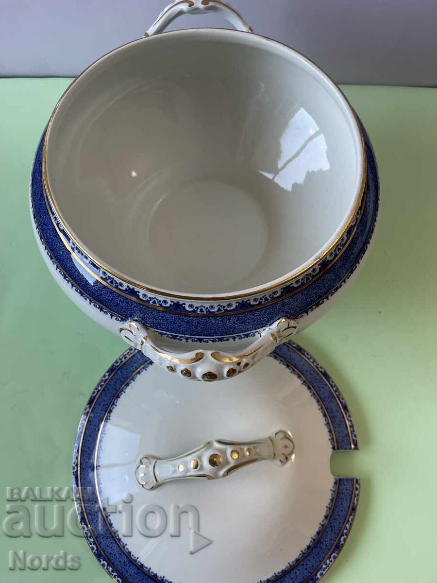 Delivery of Elegant vintage English soup tureen