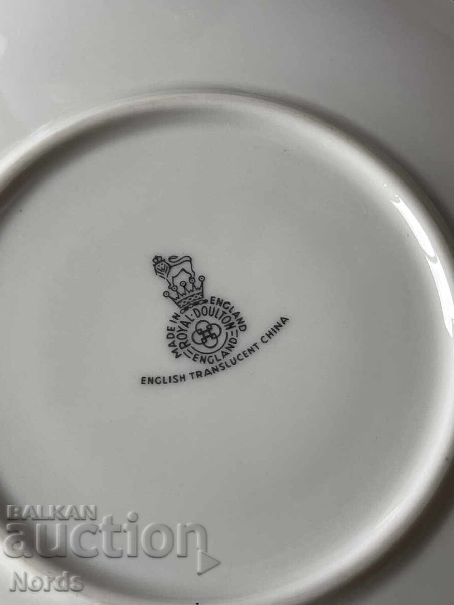 Royal Doulton three-piece tea set - 7