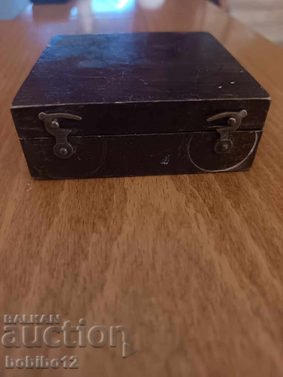 Αντίκα πυξίδα σε πτυσσόμενη ξύλινη θήκη με τιμή € 40.00 | 78.23 BGN