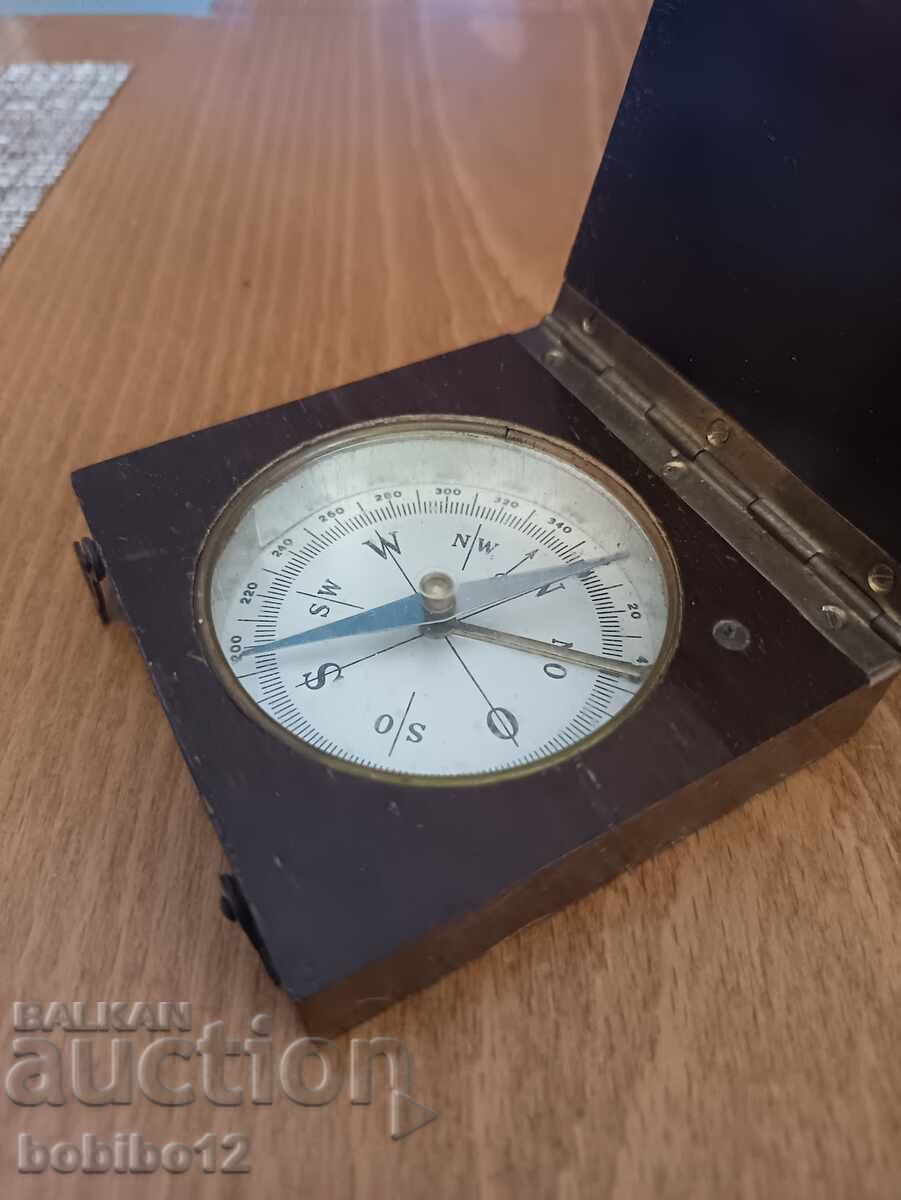 Δημοπρασία Αντίκα πυξίδα σε πτυσσόμενη ξύλινη θήκη