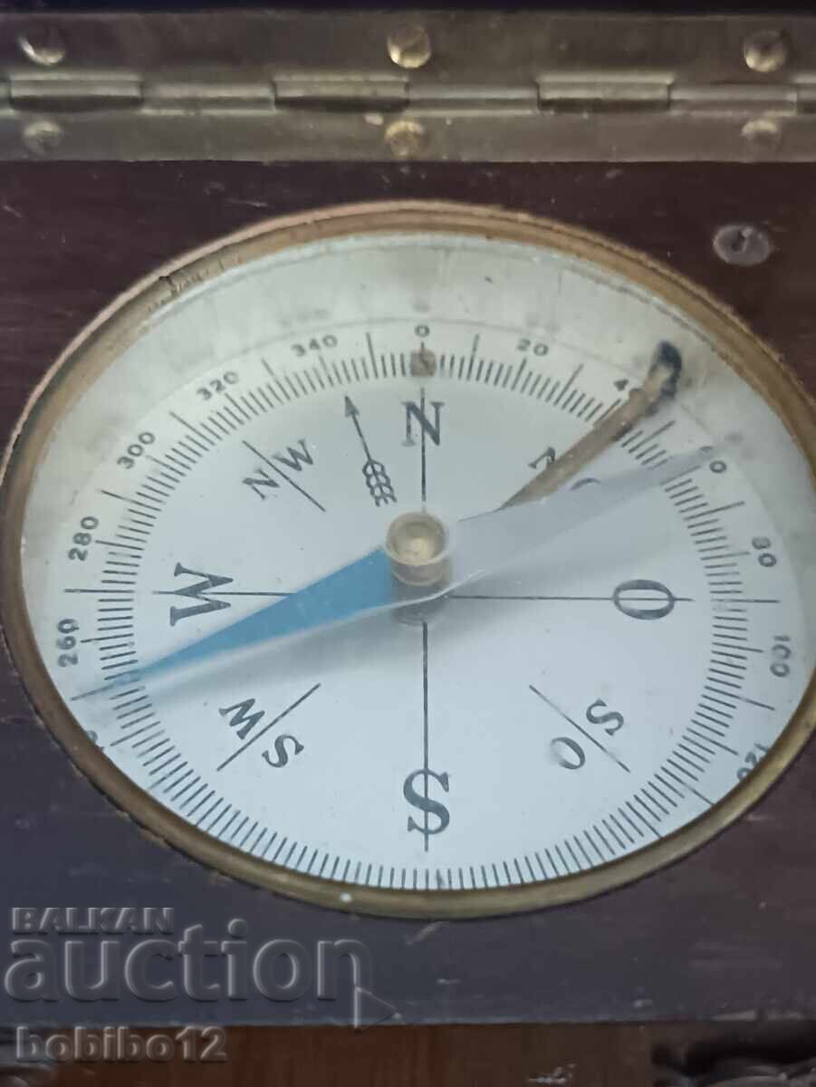 Παράδοση Αντίκα πυξίδα σε πτυσσόμενη ξύλινη θήκη