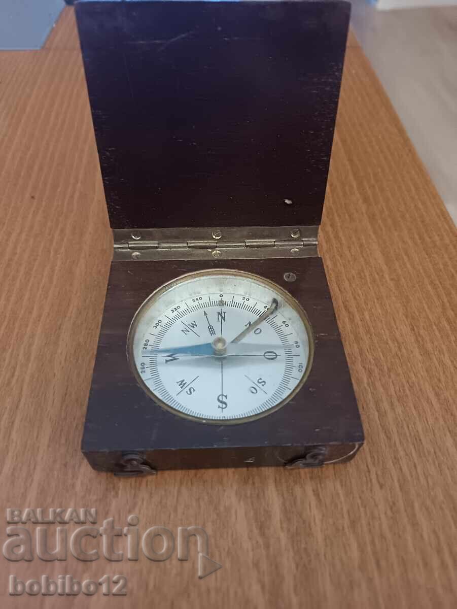 Αντίκα πυξίδα σε πτυσσόμενη ξύλινη θήκη