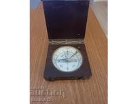 Αντίκα πυξίδα σε πτυσσόμενη ξύλινη θήκη