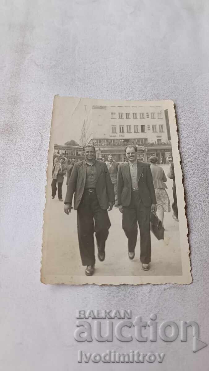 Fotografie Sofia Doi bărbați în fața Palatului de Justiție