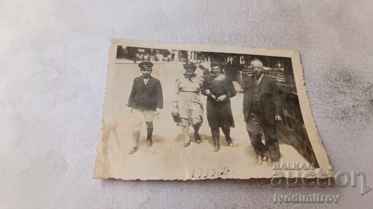 Fotografie Sofia Bărbat, două femei și un băiat la plimbare pe Țarului