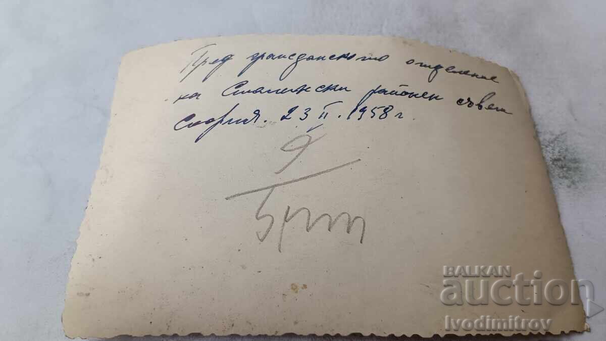 S-ca Sofia Bărbați și femei în fața dep. orășenesc al Consiliului Stalinist cu preț € 1.24 | 2.43 BGN
