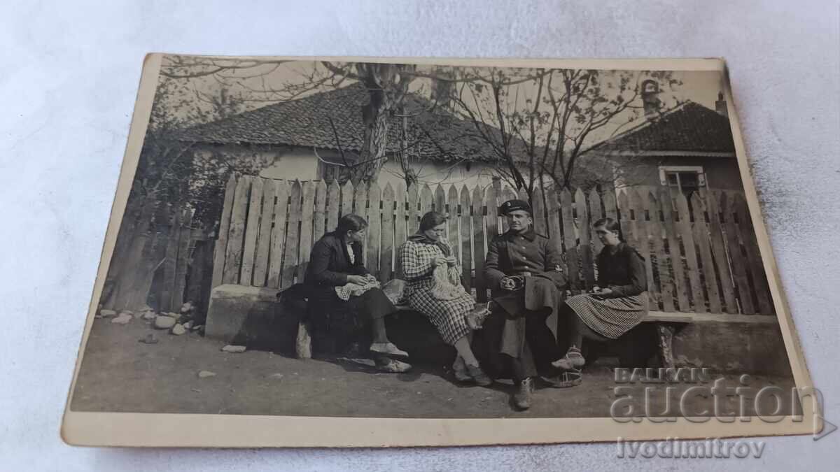 Снимка София Войник и три жени седнали на пейка до оградата