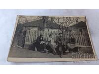 Снимка София Войник и три жени седнали на пейка до оградата