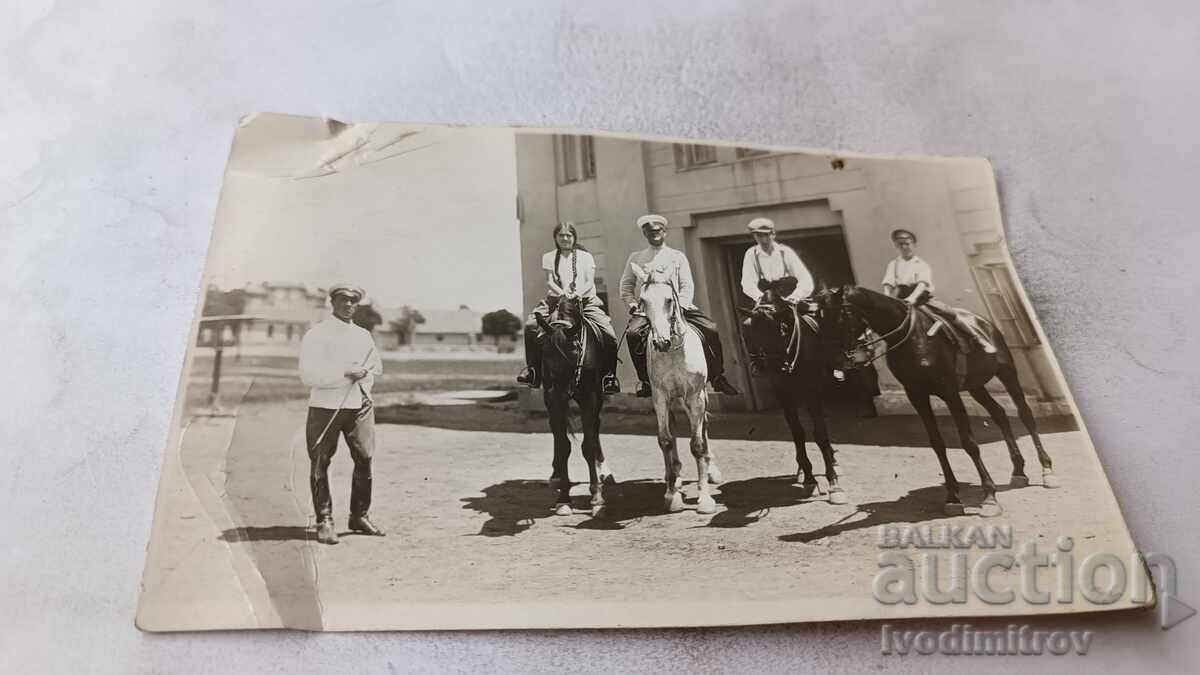 Φωτογραφία Σόφια Αξιωματικοί και νέοι με άλογα μπροστά από το ιπποδρόμιο της σχολής